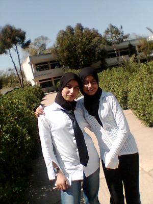 -----> Mery    Emy  <------